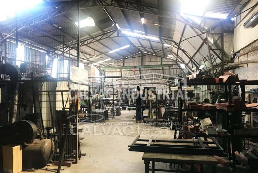 Se-vende-propiedad-industrial-con-Galpon-en-Cerro-Navia-2